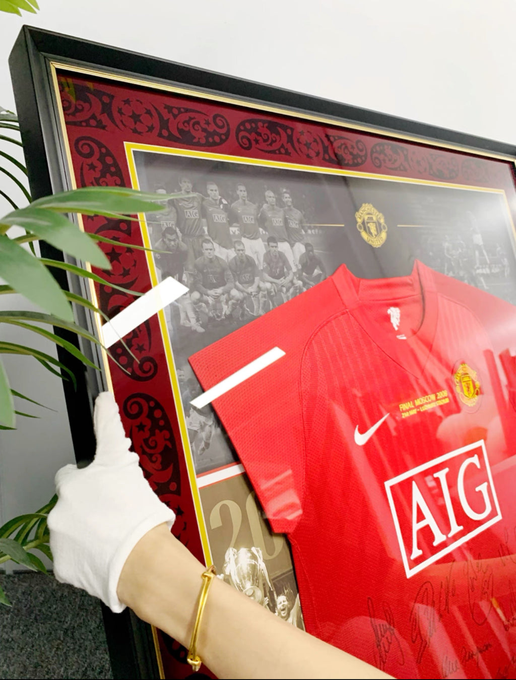 Manchester United Autographed Jersey with Personalized Custom Design Framed 000019