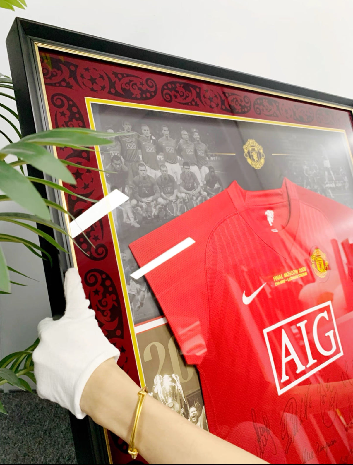 Manchester United Autographed Jersey with Personalized Custom Design Framed 000019