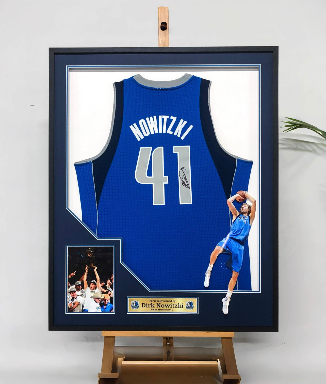 Dallas Mavericks Dirk Nowitzki Autographed Jersey with Standard Design Framed 000012