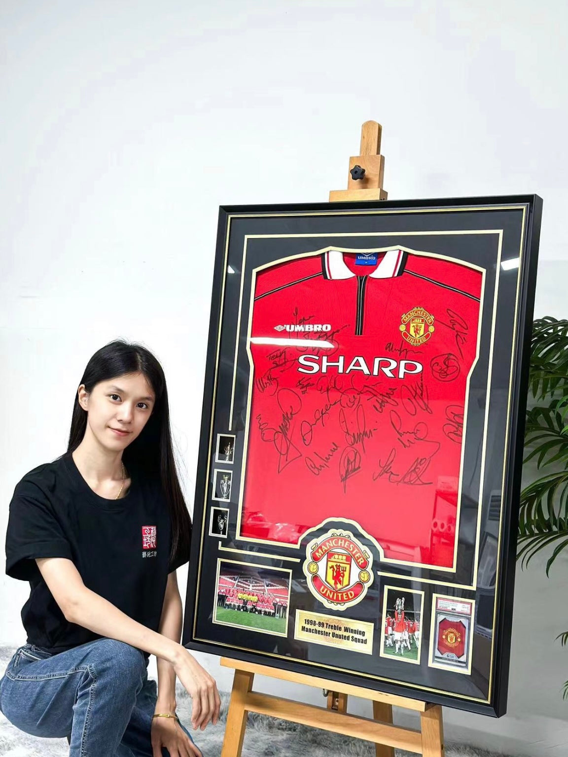 Manchester United Autographed Jersey with Personalized Custom Design Framed 00036