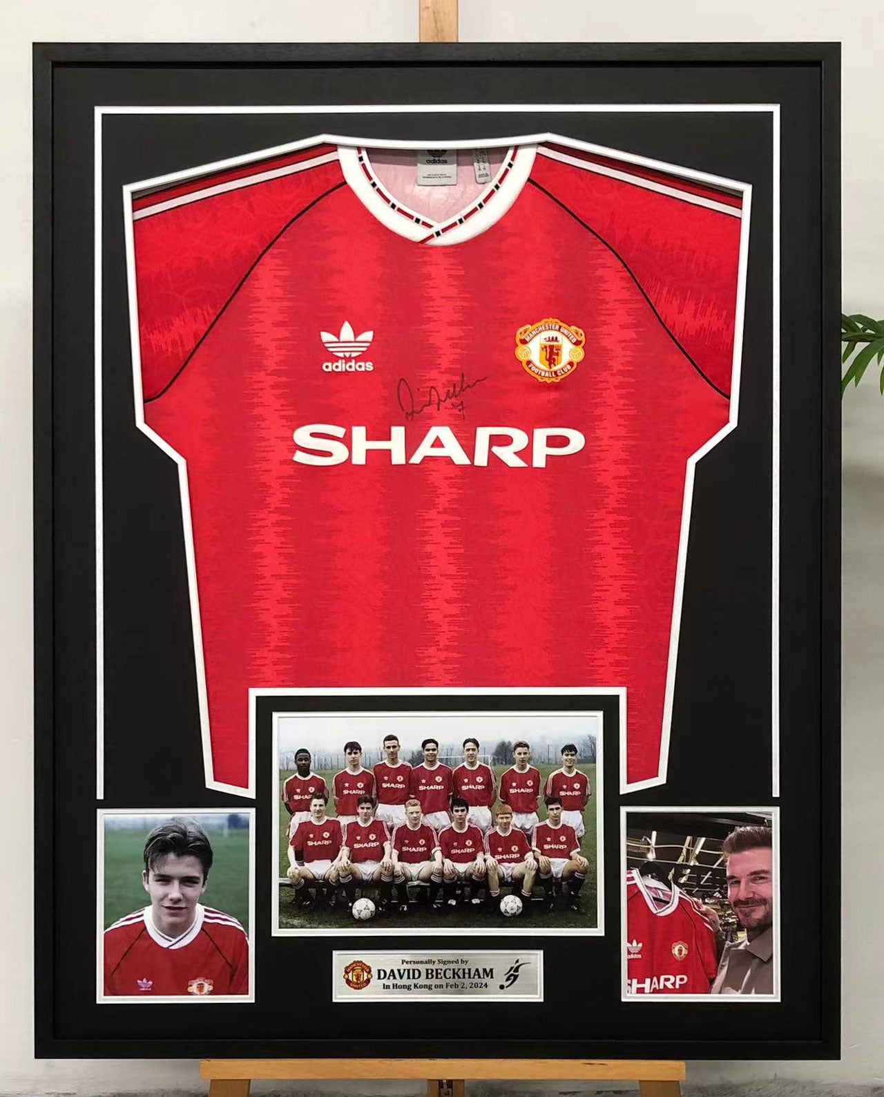 Manchester United David Beckham Autographed Jersey with Personalized Custom Design Framed 00011