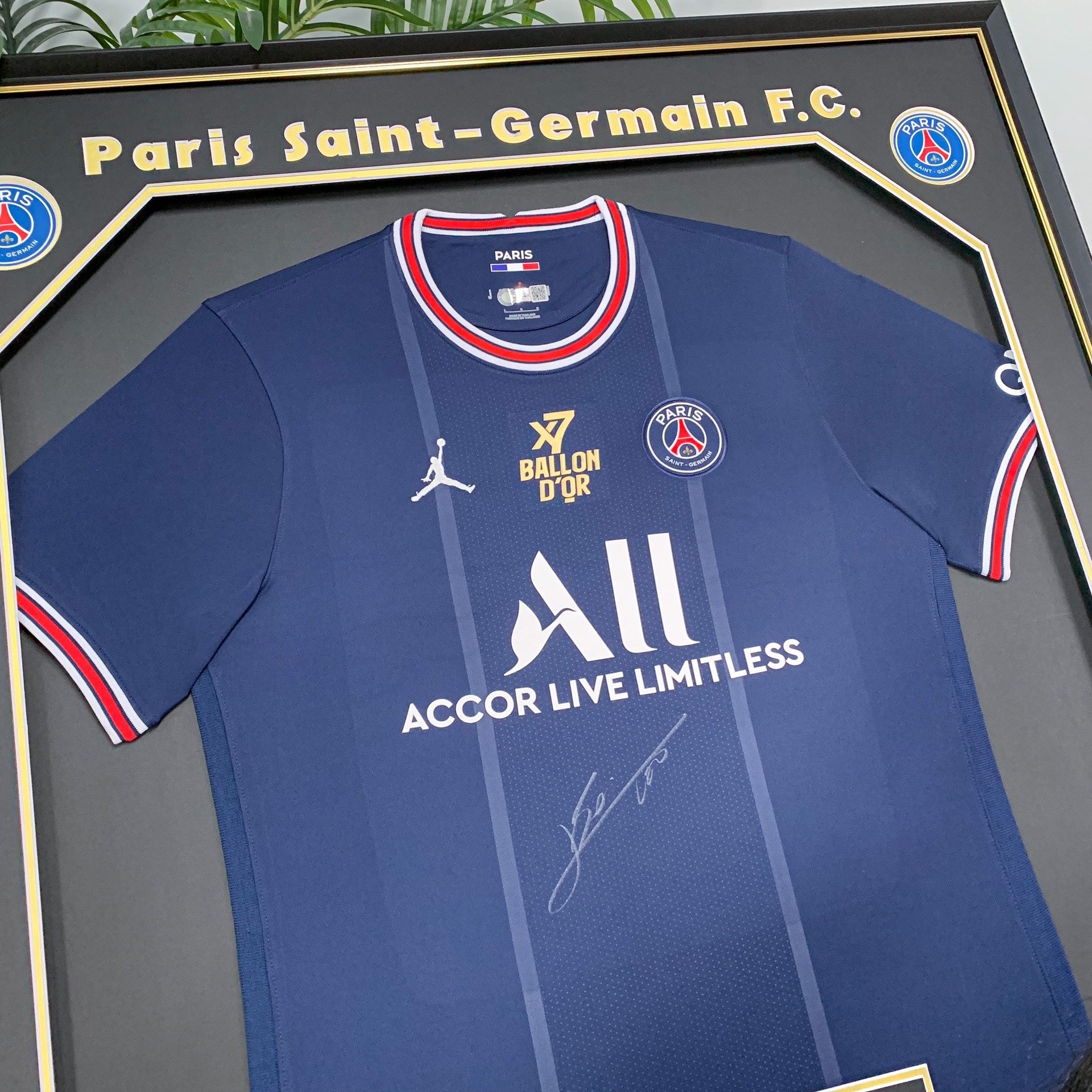 Paris Saint-Germain F.C. Lionel Messi  Autographed Jersey with Personalized Custom Design Framed 00001