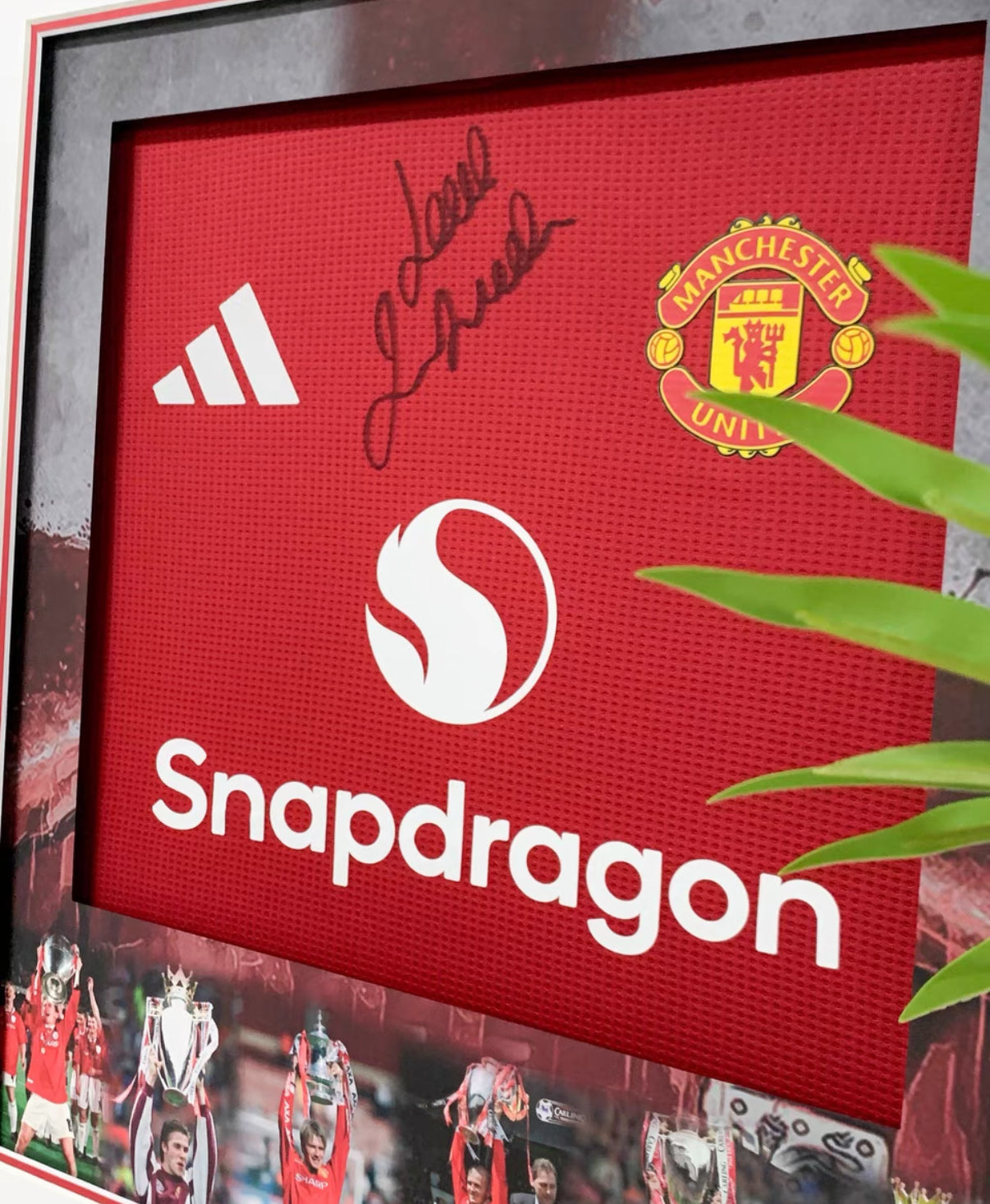 Manchester United David Beckham Autographed Jersey with Personalized Custom Design Framed 00003
