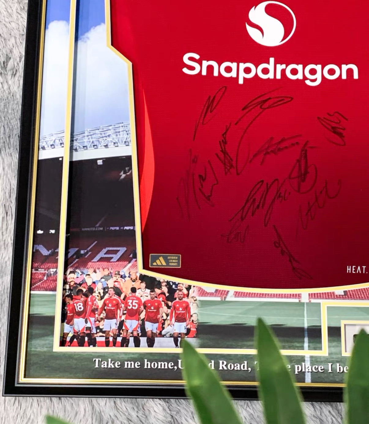Manchester United Autographed Jersey with Personalized Custom Design Framed 00003